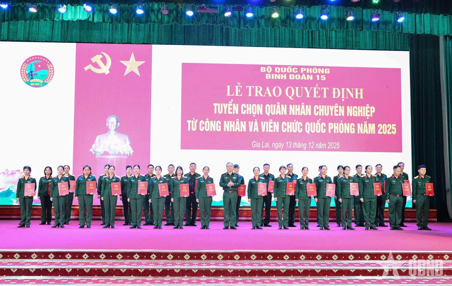 Binh đoàn 15 trao quyết định tuyển chọn quân nhân chuyên nghiệp năm 2025